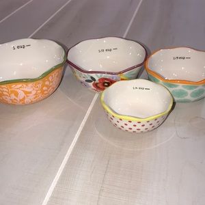 Pioneer woman measuring cups